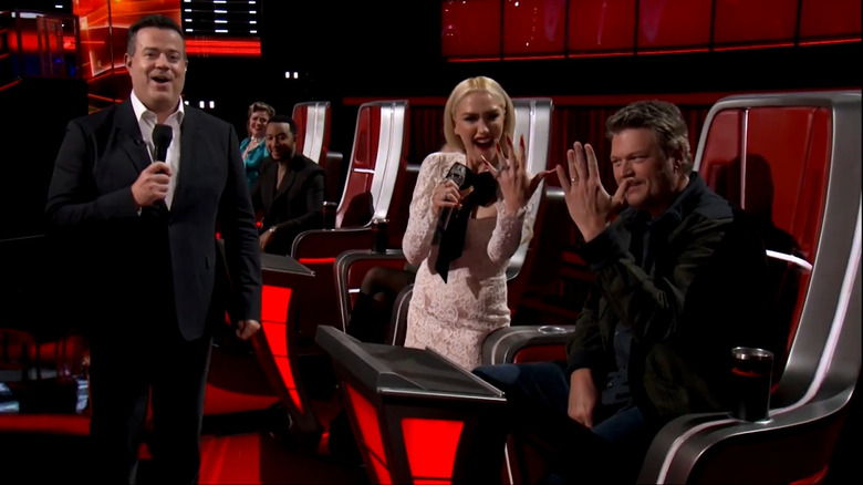 Gwen Stefani et Blake Shelton exhibant leurs alliances