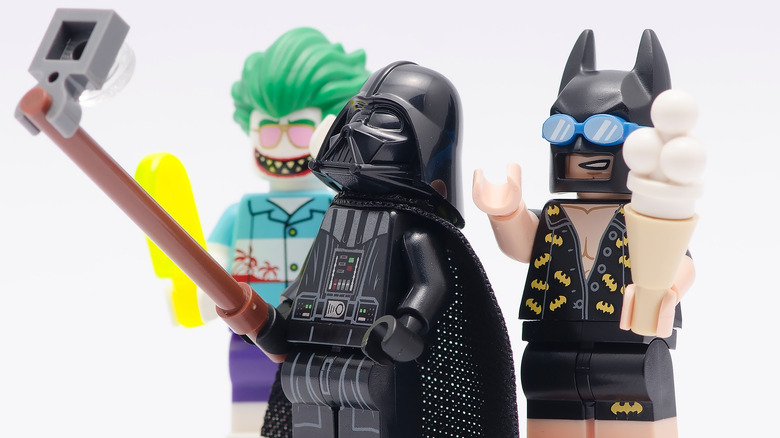 Lego Batman, Joker et Dark Vador prenant un selfie. Chris Sernel (AKA Oh, Hush!) a créé la musique du film "Lego Batman".