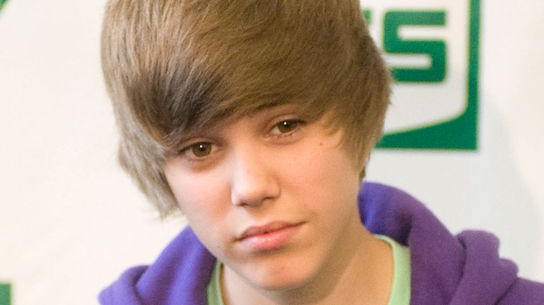 Justin Bieber portant un sweat violet