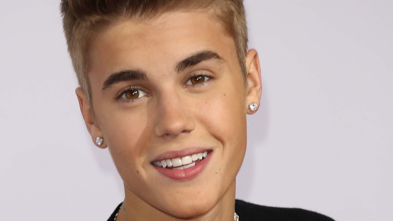 Justin Bieber souriant lors d'un événement