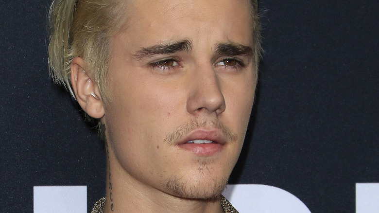 Justin Bieber fronce les sourcils