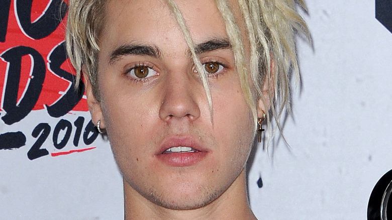 Justin Bieber avec de courtes dreadlocks blondes