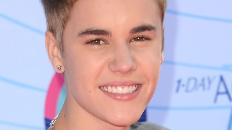 Justin Bieber souriant lors d'un événement