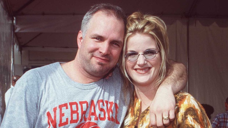 Garth Brooks et Trisha Yearwood en 1998, la même année où Yearwood a commencé son rôle récurrent de lieutenant-commandant Teresa Coulter dans "JAG". Les deux chanteurs country se sont mariés en 2005. 