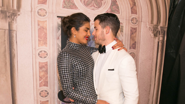 Priyanka Chopra et Nick Jonas s'embrassent