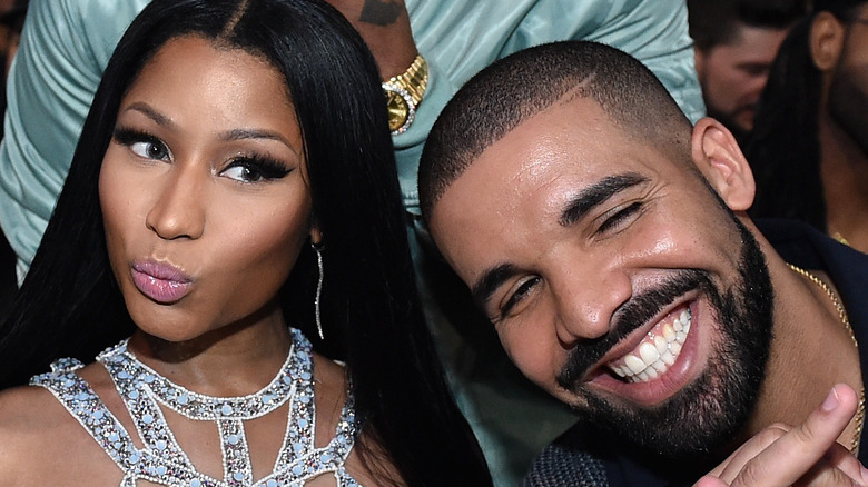 Nicki Minaj pose amicalement avec Drake