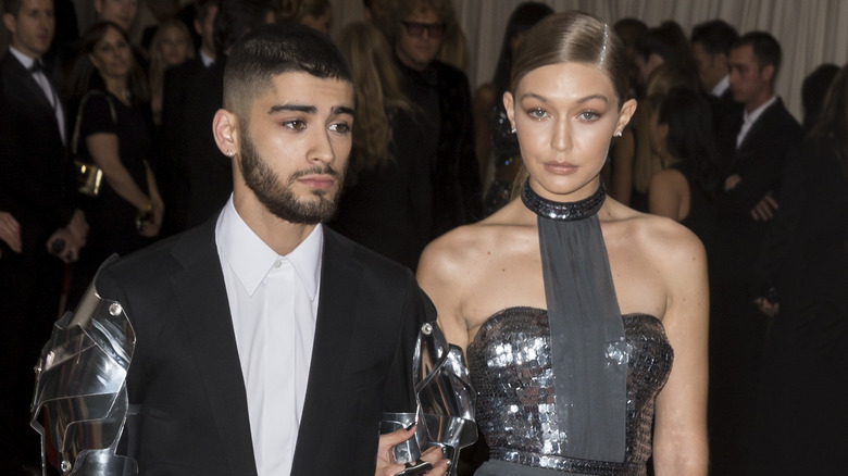 Zayn Malik et Gigi Hadid marchant bras dessus bras dessous