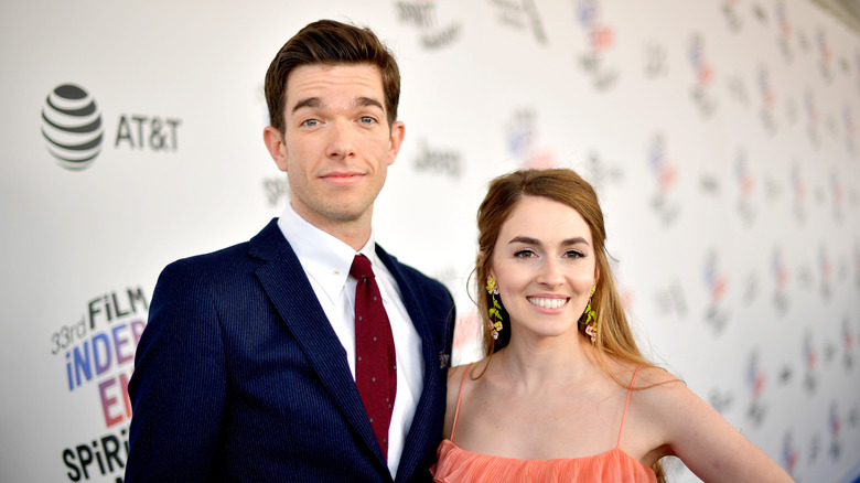 John Mulaney et Anna Marie Tendler sourient tous les deux