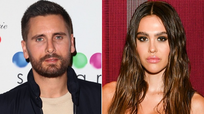 Scott Disick et Amelia Hamlin regardent tous les deux la caméra