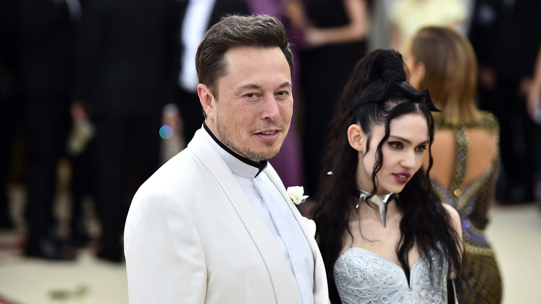 Elon Musk pose avec Grimes