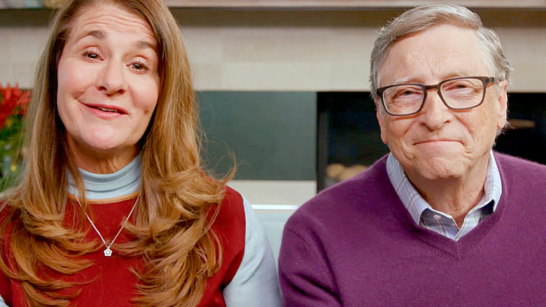 Melinda et Bill Gates en pulls colorés