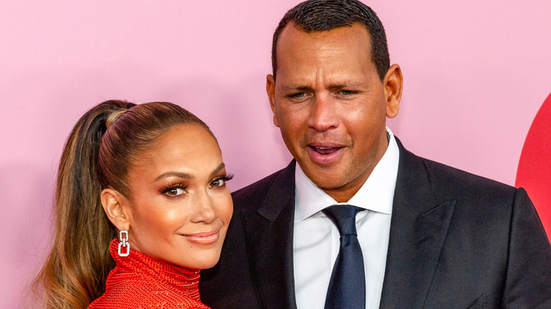 JLo souriant avec ARod faisant une grimace