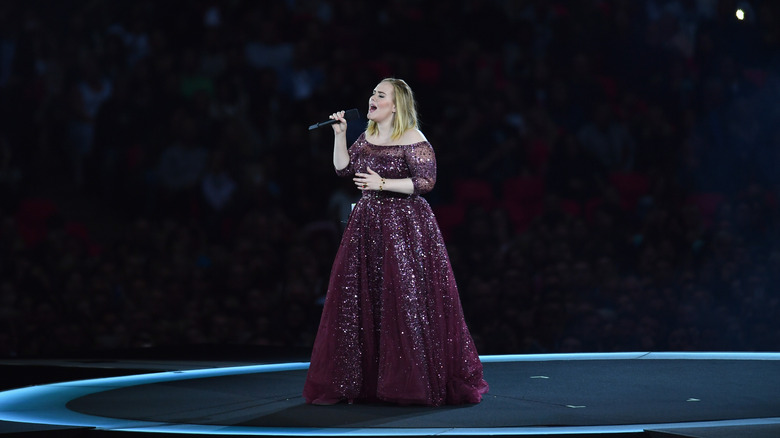 Adele se produit dans une robe violette