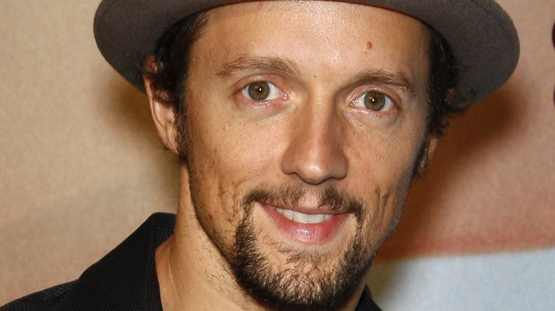 Jason Mraz posant, portant un chapeau