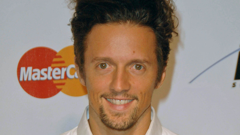 Jason Mraz posant, souriant