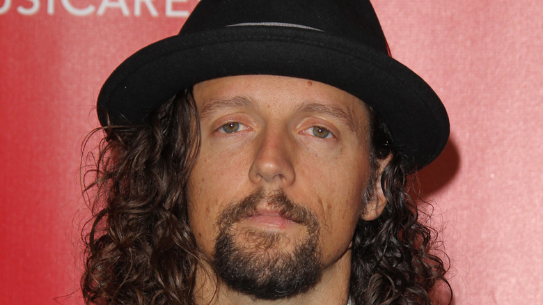 Jason Mraz aux cheveux longs, chapeau