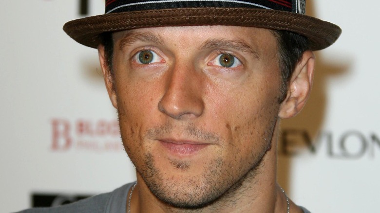 Jason Mraz posant pour une photo