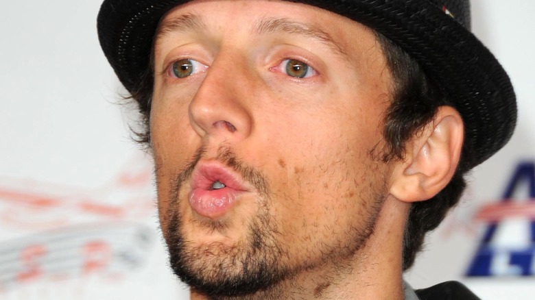 Jason Mraz pinçant les lèvres