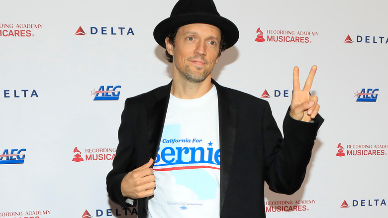 Jason Mraz lève deux doigts