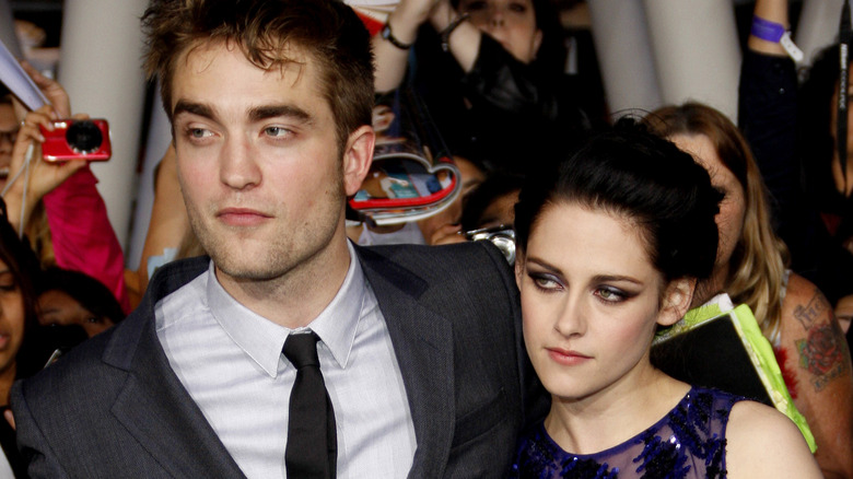 Robert Pattinson, Kristen Stewart posant