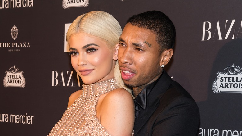 Kylie Jenner appuyée contre Tyga