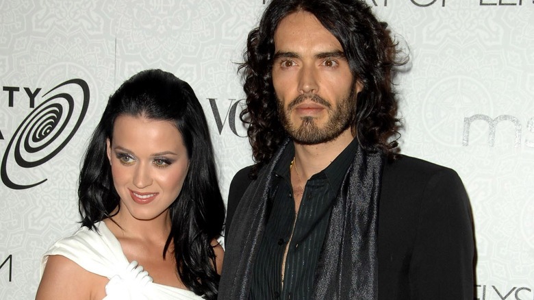 Katy Perry et Russell Brand posent