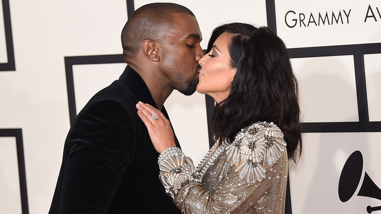 Kanye West et Kim Kardashian s'embrassent