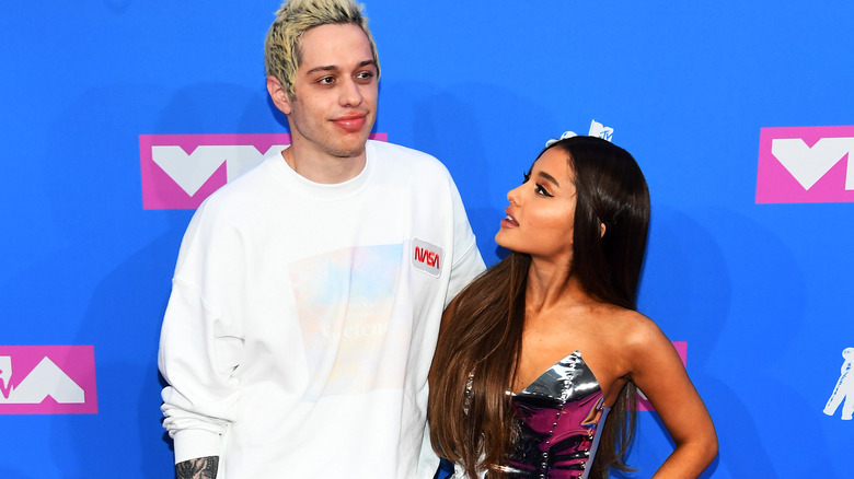 Pete Davidson, Ariana Grande posant