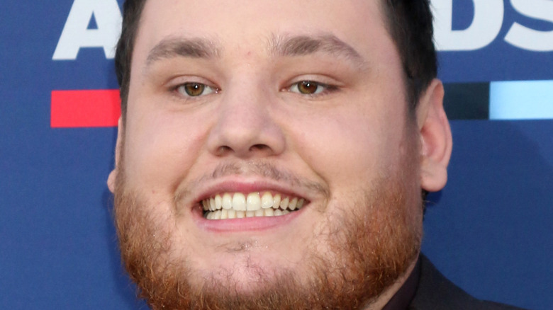 Luke Combs souriant