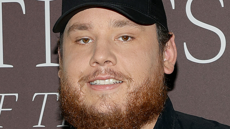 Luke Combs portant un chapeau