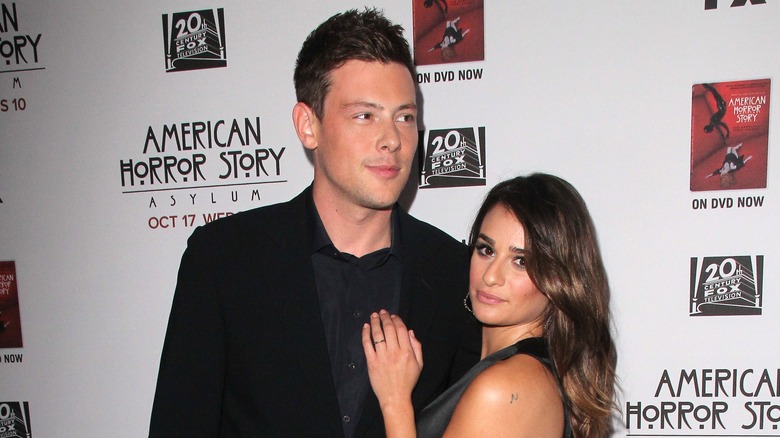 Cory Monteith et Lea Michele se câlinant sur le tapis rouge