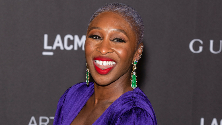 Cynthia Erivo souriante à un gala