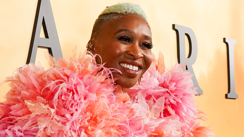 Cynthia Erivo en robe rose, souriante