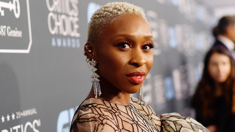 Cynthia Erivo dans une robe transparente, posant