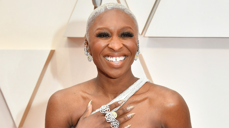 Cynthia Erivo avec sa main sur sa poitrine