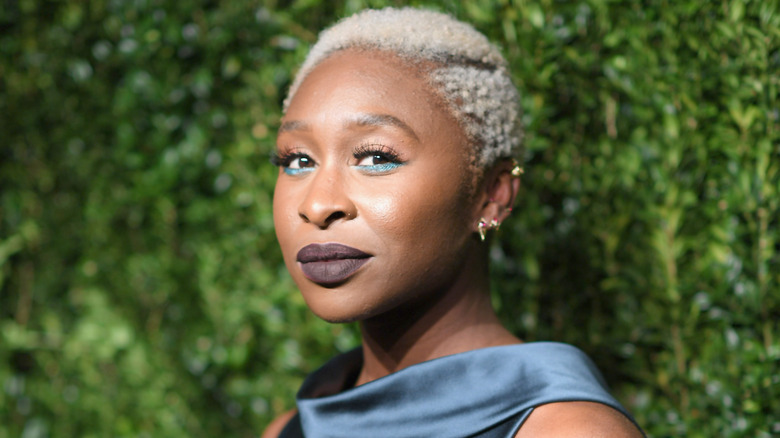 Cynthia Erivo regarde la caméra