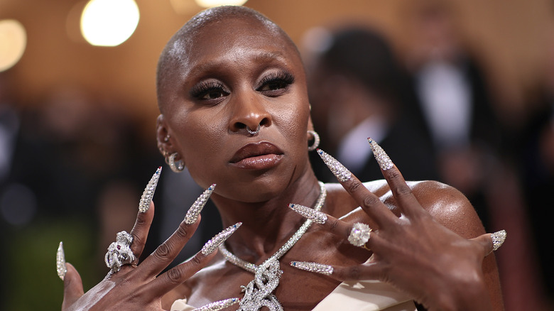 Cynthia Erivo pose avec des ongles glamour