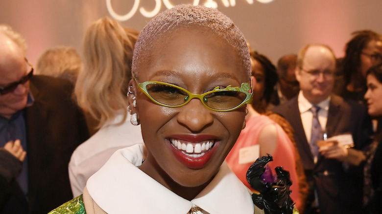 Cynthia Erivo à lunettes, en riant