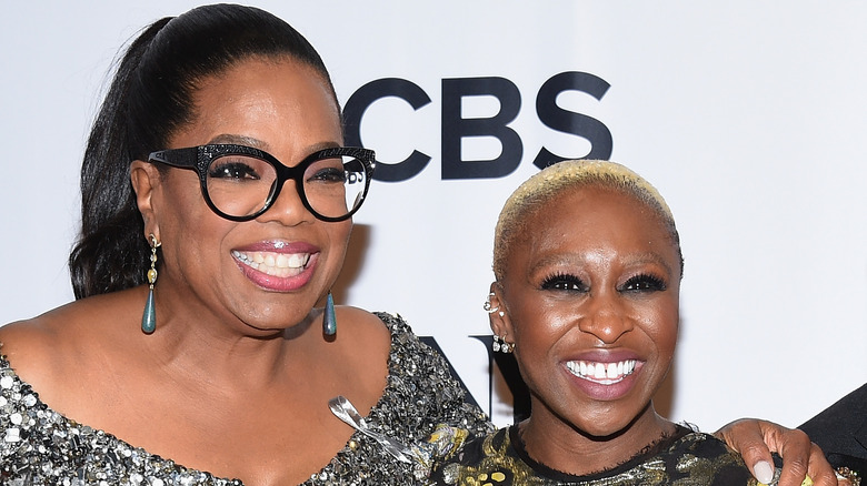 Oprah avec son bras autour de Cynthia Erivo