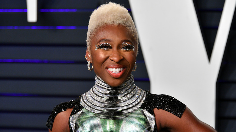 Cynthia Erivo en robe verte, souriante