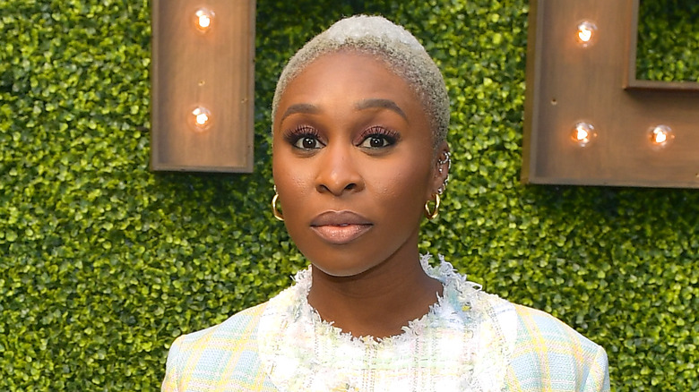 Cynthia Erivo portant du tweed et posant