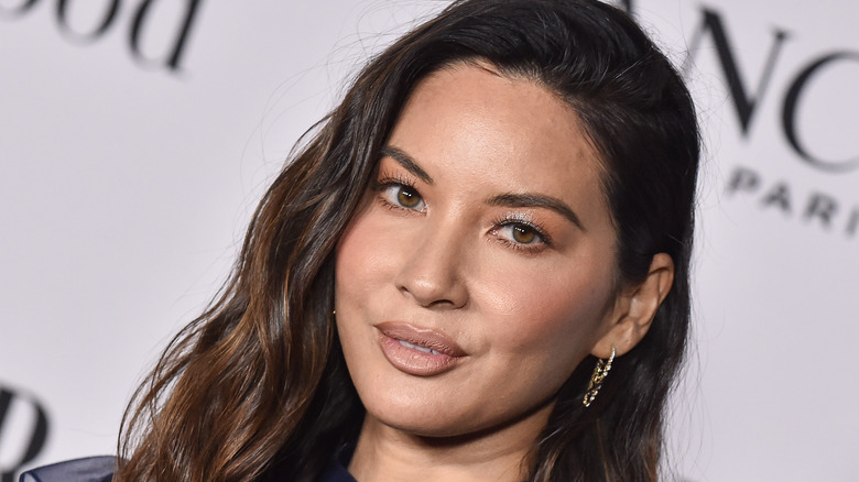 Olivia Munn porte du rouge à lèvres nude