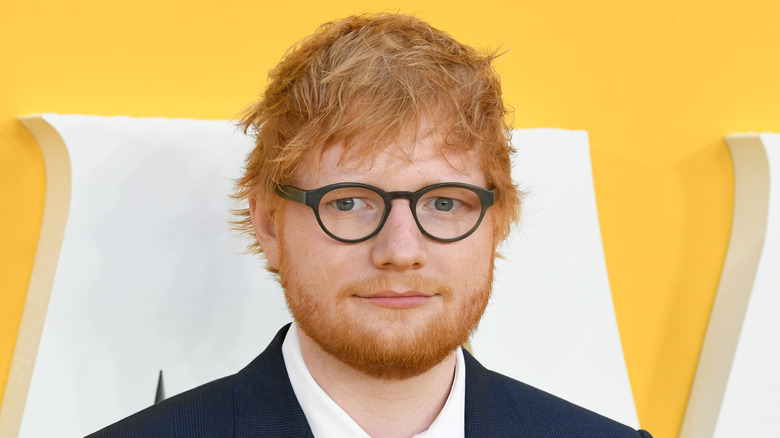 Ed Sheeran avec une expression un peu sérieuse