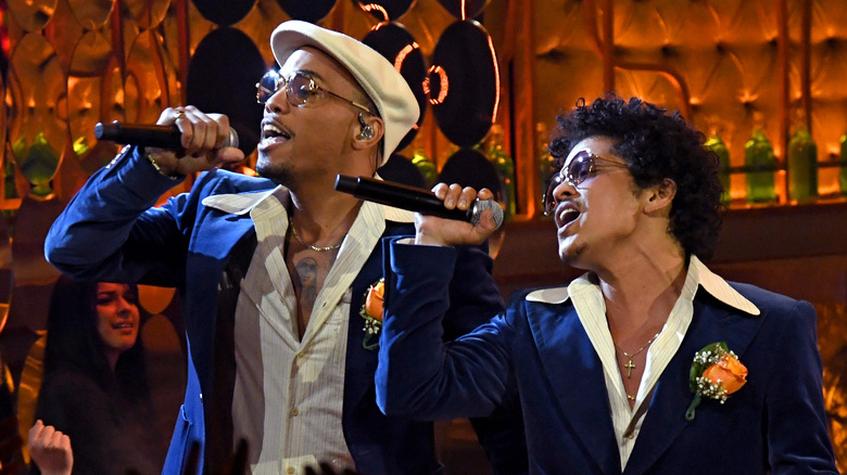 Anderson. Paak et Bruno Mars chantent