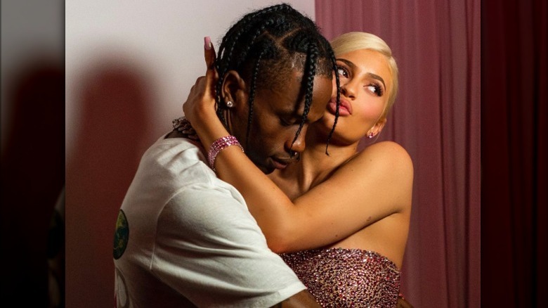 Kylie Jenner et Travis Scott se font un câlin sur Instagram 