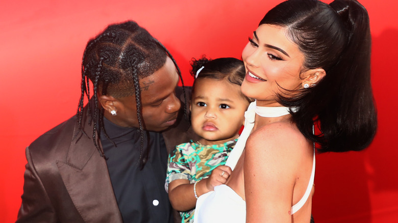 Kylie Jenner et Travis Scott posent sur le tapis rouge avec Stormi