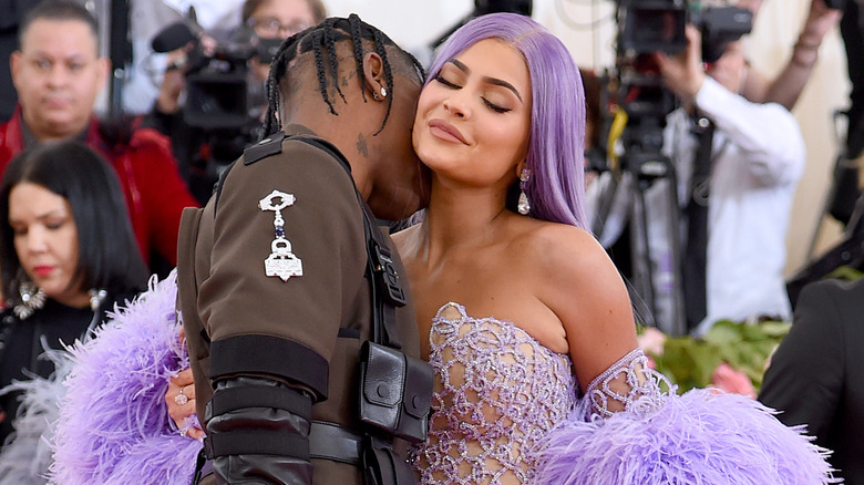 Kylie Jenner et Travis Scott romantiques sur le tapis rouge