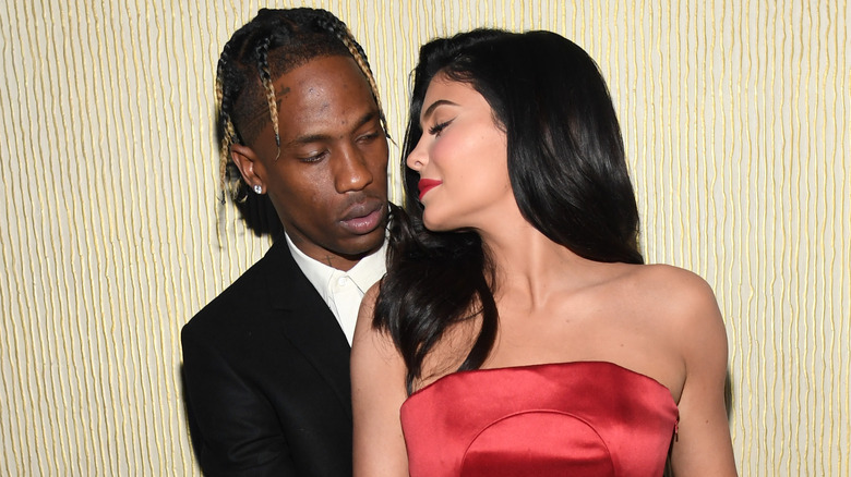 Travis Scott et Kylie Jenner lors d'un événement, se regardant