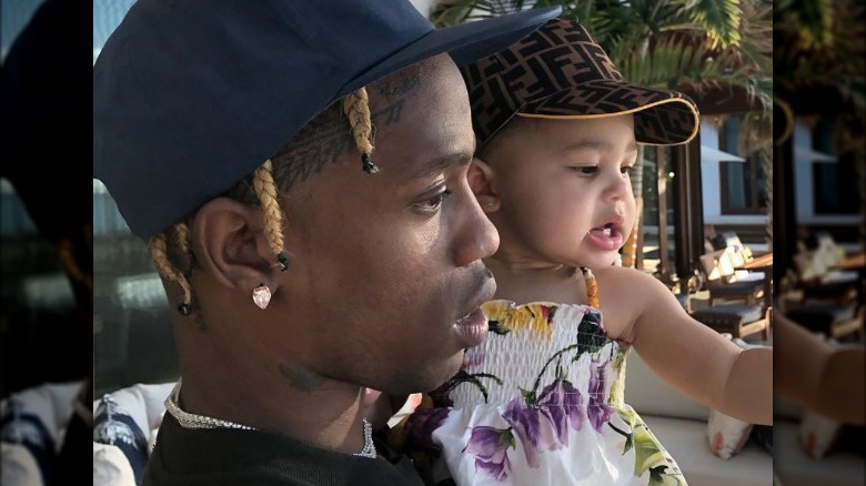 Travis Scott tenant sa fille sur Instagram 