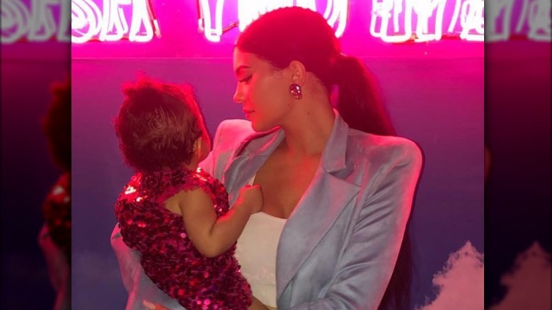 Kylie Jenner tient sa fille sur Instagram 